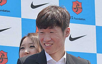 [포토]박지성 은퇴 기자회견 '민지는 뒤에 숨었어요'