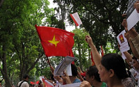 [종합] 베트남 반중시위대, 한국기업도 공격…총영사관 “태극기 걸어라”