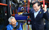 [포토] 박원순 후보, 버스 '첫차' 에서 시민들과 만남