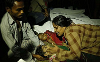 [포토] 방글라데시 여객선 침몰, 아이 시신 붙잡고 오열