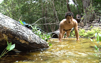 ‘정글의 법칙 in 브라질’ 병만족, 아마존강에서 샤워…김병만 하의 탈의