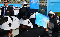 [포토] 정부 '임을 위한 행진곡' 제창 거부 …5·18 유가족 대신 자리 메운 경찰들