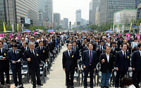 [포토] 서울 광화문 광장서 5.18 기념식… '님을 위한 행진곡' 제창