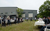 [포토] 언론에 공개된 금수원 '유 전 회장 스튜디오 앞에서 기자회견'