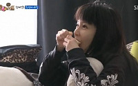 '룸메이트' 박봄, 눈뜨자 마자 비몽사몽간에 푸딩 먹방...&quot;눈 뜨면 뭔가를 먹는다&quot;