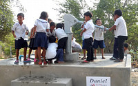 틴탑 니엘 팬, 성년의 날 맞아 캄보디아에 우물 기증 &quot;초등학생 400명에 식수 공급&quot;