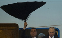 [포토] 중국 도착한 푸틴 대통령, 뒤집힌 우산에 '난감'