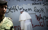 프란치스코 교황, 팔레스타인 분리장벽서 '평화 기원 기도'