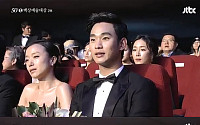 김수현, “전도연과 전지현 중 이상형은?”...신동엽 질문에 ‘바보웃음’ [백상예술대상]