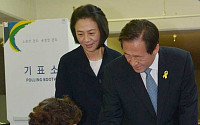 [포토]투표사무원과 인사나누는 '정몽준' 서울시장 후보