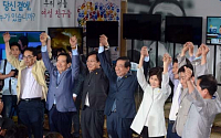 [포토]박원순후보와 함께 만세를 외치는 지지자들