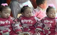 [포토] '헬로 키티' 옷을 입은 북한 세 쌍둥이