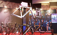 현대백화점, ‘자전거를 말하다’ 전시회… 꼴라고 C60 최초 공개
