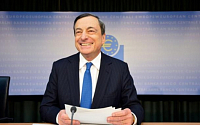 ［종합］ 드라기 ECB 총재, ‘바주카포’ 쐈다...“양적완화도 준비”