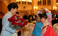[포토] 우즈베키스탄 교민들의 환영받는 박근혜 대통령