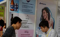 [포토] 2014 중국식품박람회, 한국 술 살펴보는 중국인