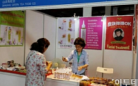 [포토] 2014 중국식품박람회, 한국 녹차제품 살펴보는 중국 여성들