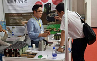 [포토][2014 중국식품박람회]한국 곰탕 설명듣는 중국인