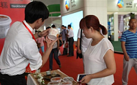 [포토][2014 중국식품박람회]농협 떡볶이 관심갖는 중국인