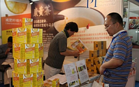 [포토][2014 중국식품박람회]파마메이트 상품 둘러보는 중국인