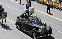 [포토] 스페인 국왕부부, 즉위 기념 차량 퍼레이드