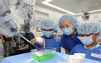 세브란스, 협력병원 자녀 초청… 수술로봇 '다빈치' 체험학습