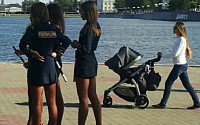 '유색유죄' 러시아 여경 Vs. 우크라이나 미녀 검찰총장...&quot;사무 집행 방해죄&quot;