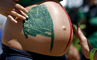 [포토] 만삭 임신부 배에 그린 멕시코 국기 &quot;아이와 함께 응원해요~&quot;