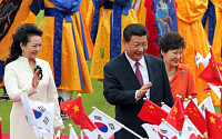[포토] 어린이 환영단에 손 흔드는 시진핑 국가주석