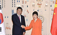 박근혜 대통령-시진핑 중국 국가주석 악수 눈길...오바마·아베와 다른 점은?