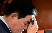 [포토]땀나는 최경환 경제부총리 후보자
