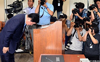[포토]허리숙여 인사하는 최경환 경제부총리 후보자