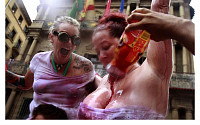 [포토] 스페인 '산 페르민 축제'... 화끈한 참가자들
