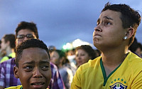 브라질, 독일에 0-7 리드 당해…현지 팬들 눈물바다 &quot;저럴 수 있는거야?&quot;