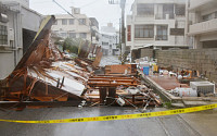 [포토] 태풍 너구리 예상 경로, 일본 오키나와 강타… 무너진 집