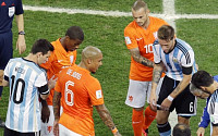 [2014 브라질월드컵]아르헨티나 MF 마스체라노, 공중볼 경합 과정에서 네덜란드 선수와 충돌로 잠시 기절해