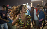 브라질 관중 속 미녀, 화려한 춤에 과감한 노출 패션까지 '눈길'
