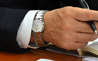 [포토] 박대통령 서명 시계 착용한 정성근 후보자