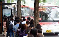 [포토]광역버스 입석금지, '버스 기다리는 시민들'