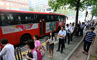 [포토]광역버스 입석금지 첫날, '버스 기다리는 시민들'