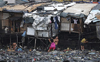 필리핀 태풍 피해 현장 보니… 붕귀 직전 수상 가옥·쓰레기 더미 '먹먹'