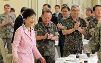 [포토] 군지휘관들에 둘러싸인 박 대통령