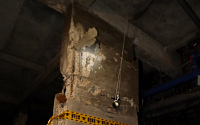 [포토] 광주 아파트 기둥 철근 노출 '붕괴 위험'