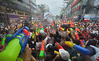 [포토] 신촌 물총 축제  '내 총을 받아라'