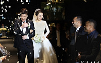 김민지 박지성 결혼식, 에브라 플라워 세레모니 포착…환한 미소로 눈빛 교환