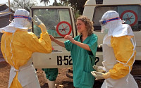 서아프리카, 에볼라 바이러스 공포에 의사 테러 우려까지