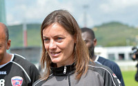 코린느 자크르, 유럽 남자 축구 클럽 첫 여성 감독