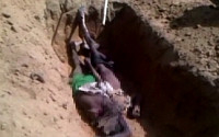 나이지리아 무장세력 보코하람, 민간인 학살 영상 충격...&quot;구덩이에 던져진 머리 없는 시신&quot;