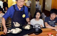 [포토] 삼계탕 나르는 조희연 서울시교육감