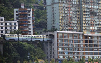 [오늘의 중국 화제] 아파트 10층 통과하는 전철ㆍ윈난성 지진 사상자 급증, 그 이유는? 등